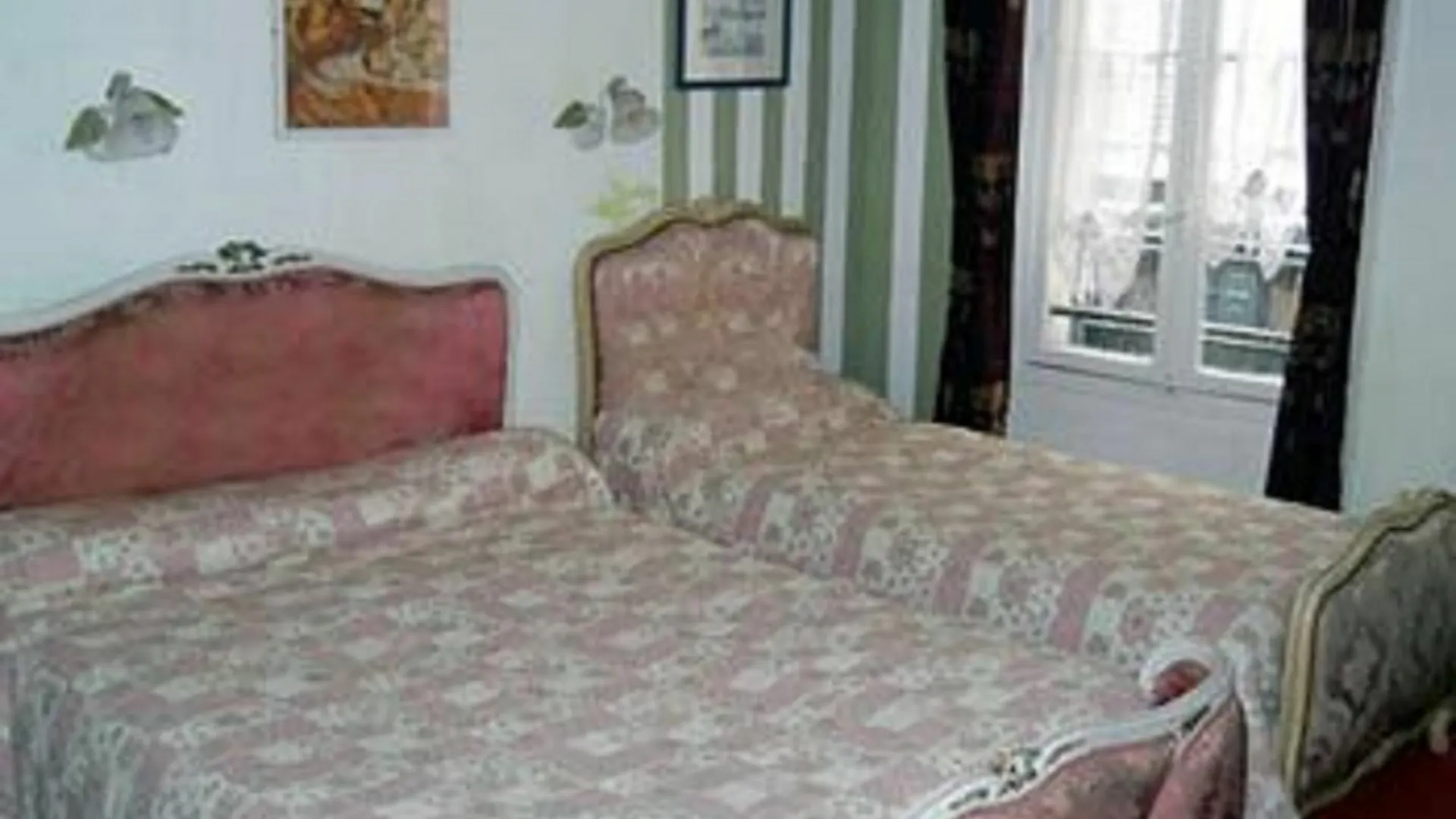 **  Hotel De Lille Louvre Paris France